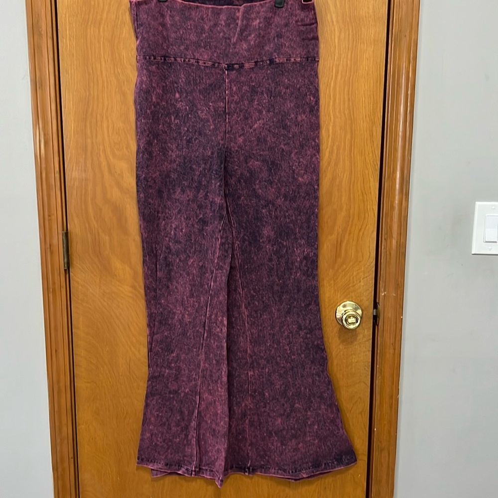 Zenana bell bottom stretchy yoga pants size 2x. Pink/burgundy color.